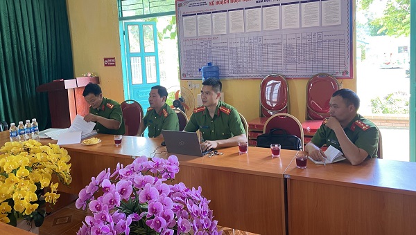 Đoàn Kiểm tra công tác Phòng cháy, chữa cháy và cứu nạn cứu hộ của Công an Huyện Điện Biên Đông làm việc tại trường MN Pú Hồng.
