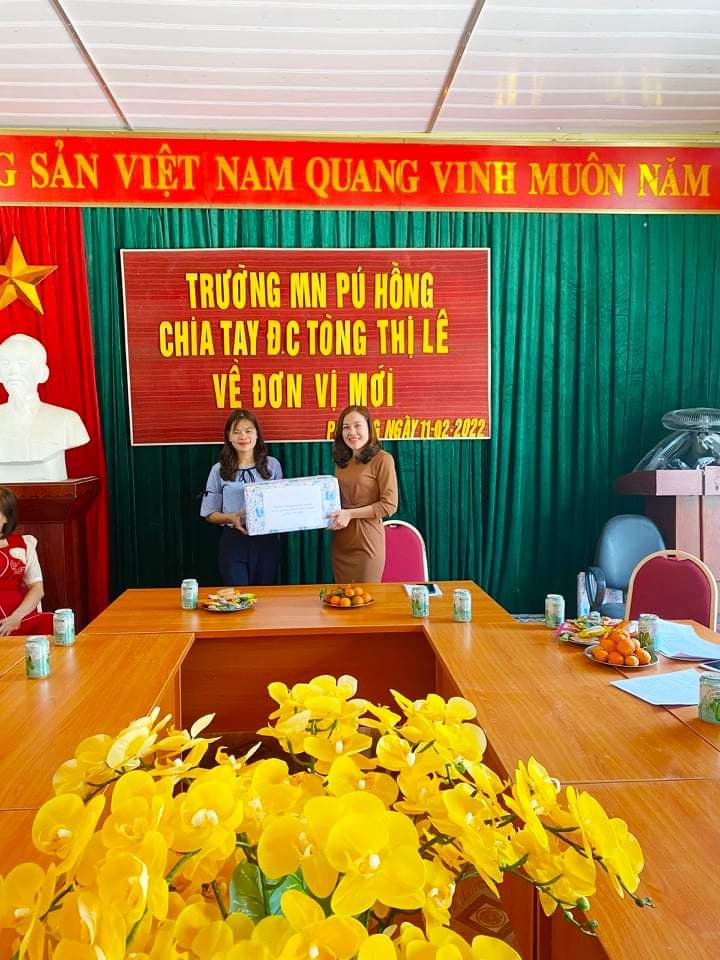 Chia tay đồng chí Tòng Thị Lê về đơn vị mới