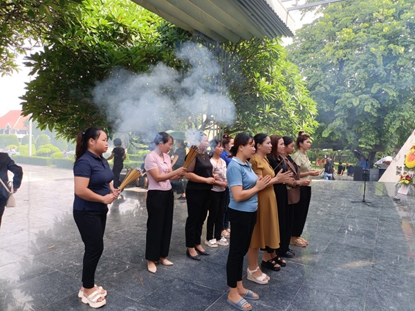 TRƯỜNG MN PÚ HỒNG VIẾNG NGHĨA TRANG LIỆT SĨ A1 NHÂN DỊP KỶ NIỆM 77 NĂM NGÀY THƯƠNG BINH LIỆT SỸ 27/7