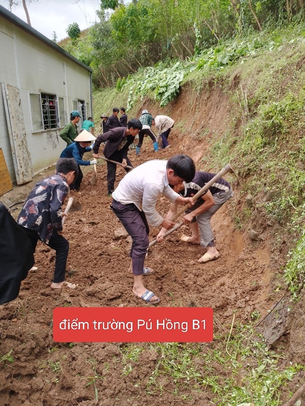 Phụ huynh lao động vệ sinh xung quanh trường lớp