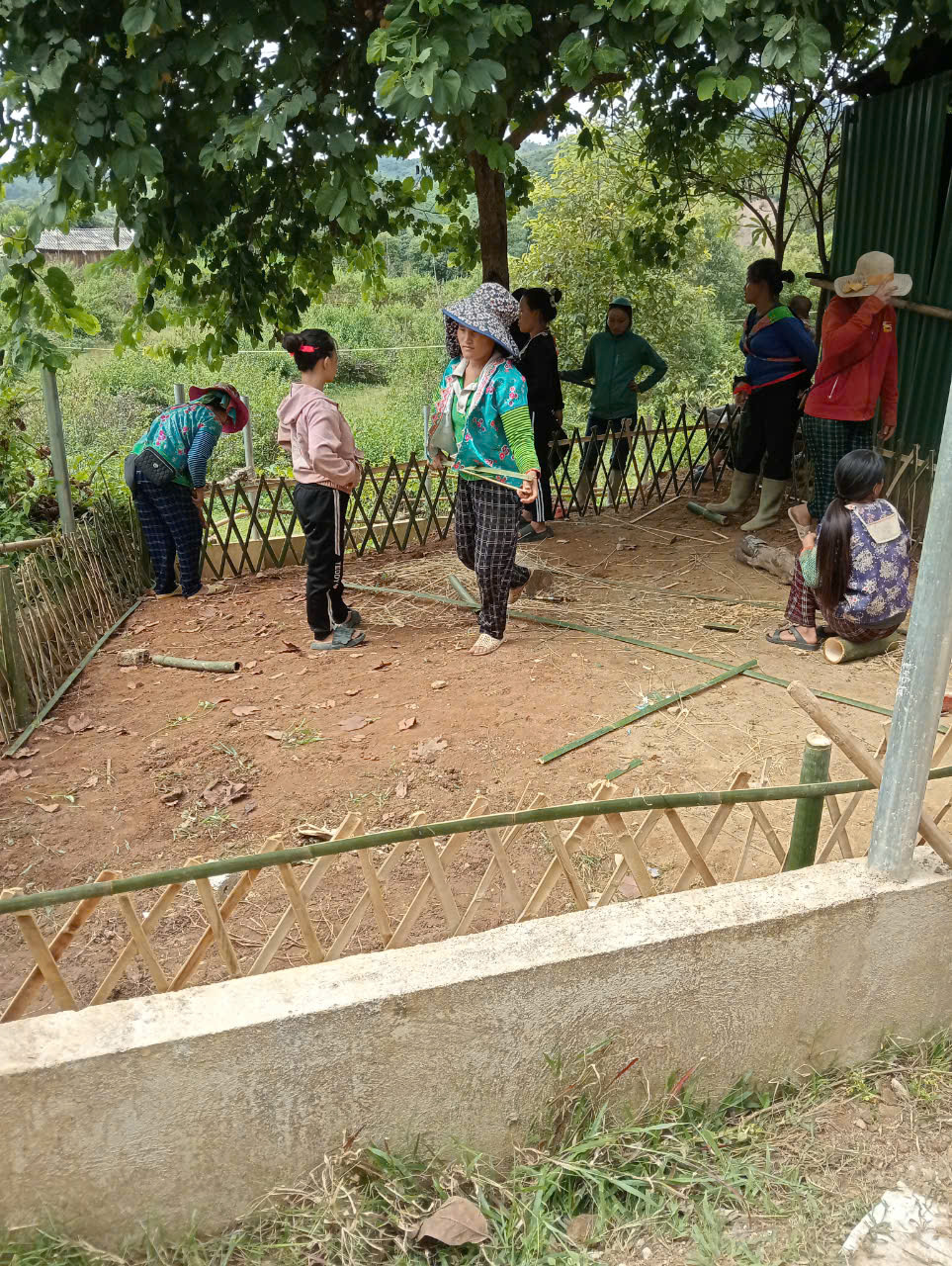 Phụ huynh đang làm hàng rào vường cổ tích