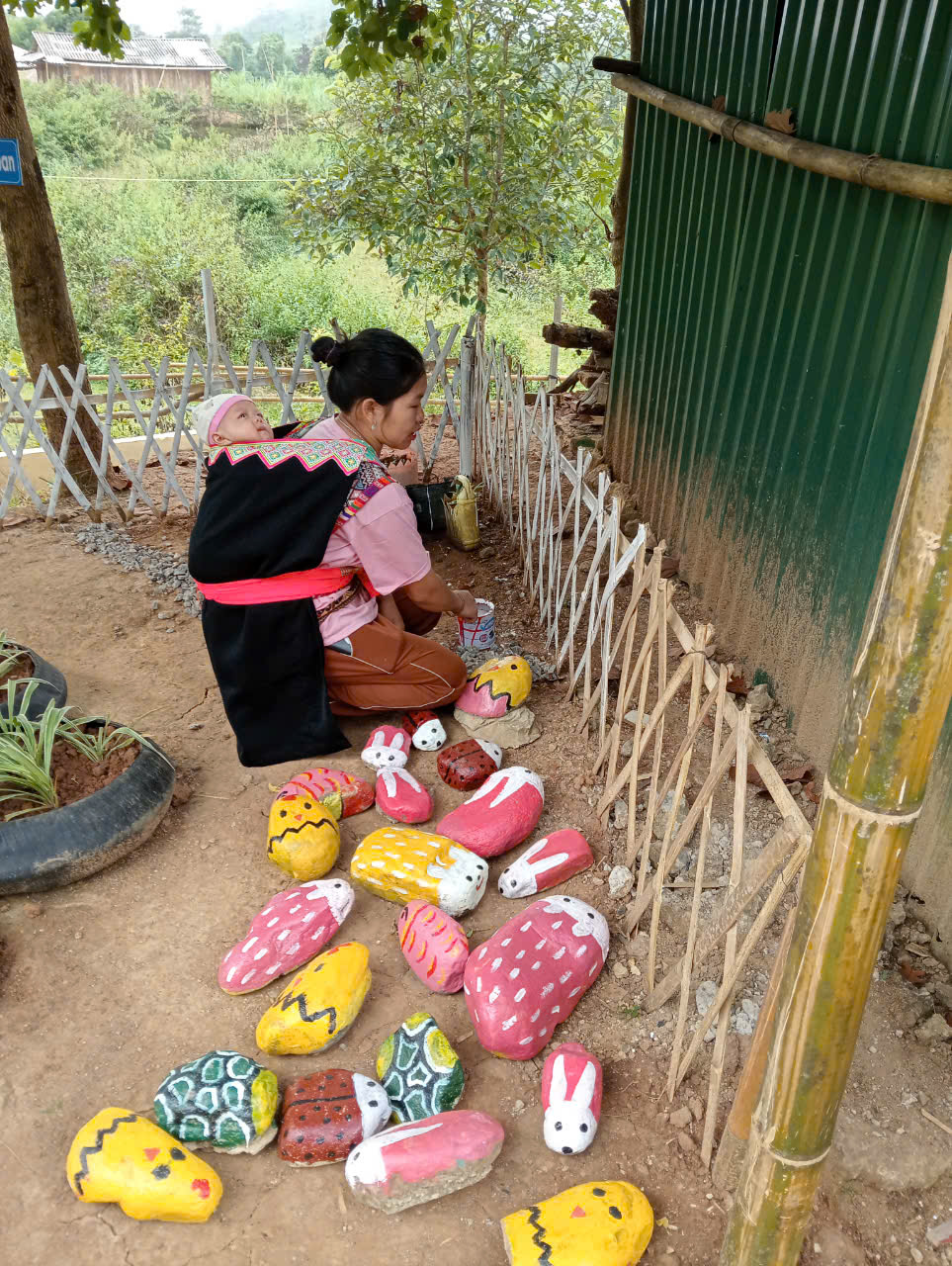 Phụ huynh tô màu đồ chơi