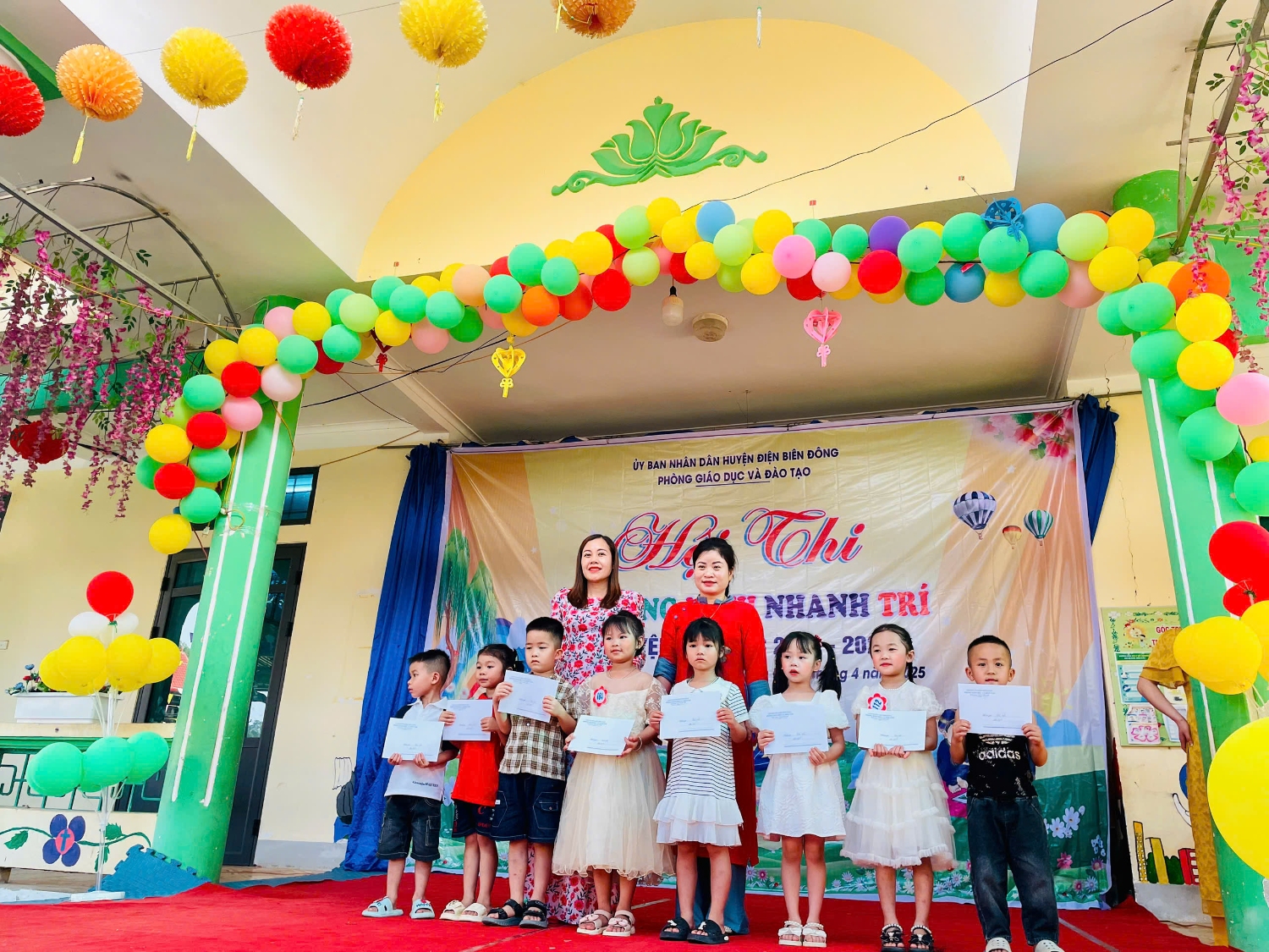 Các bé nhận giải